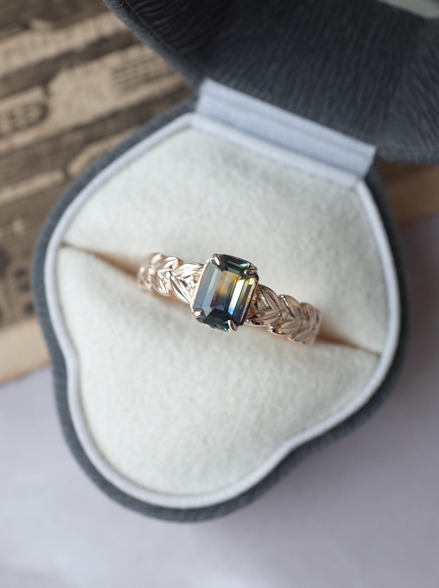 バイカラーサファイアの月桂樹リング