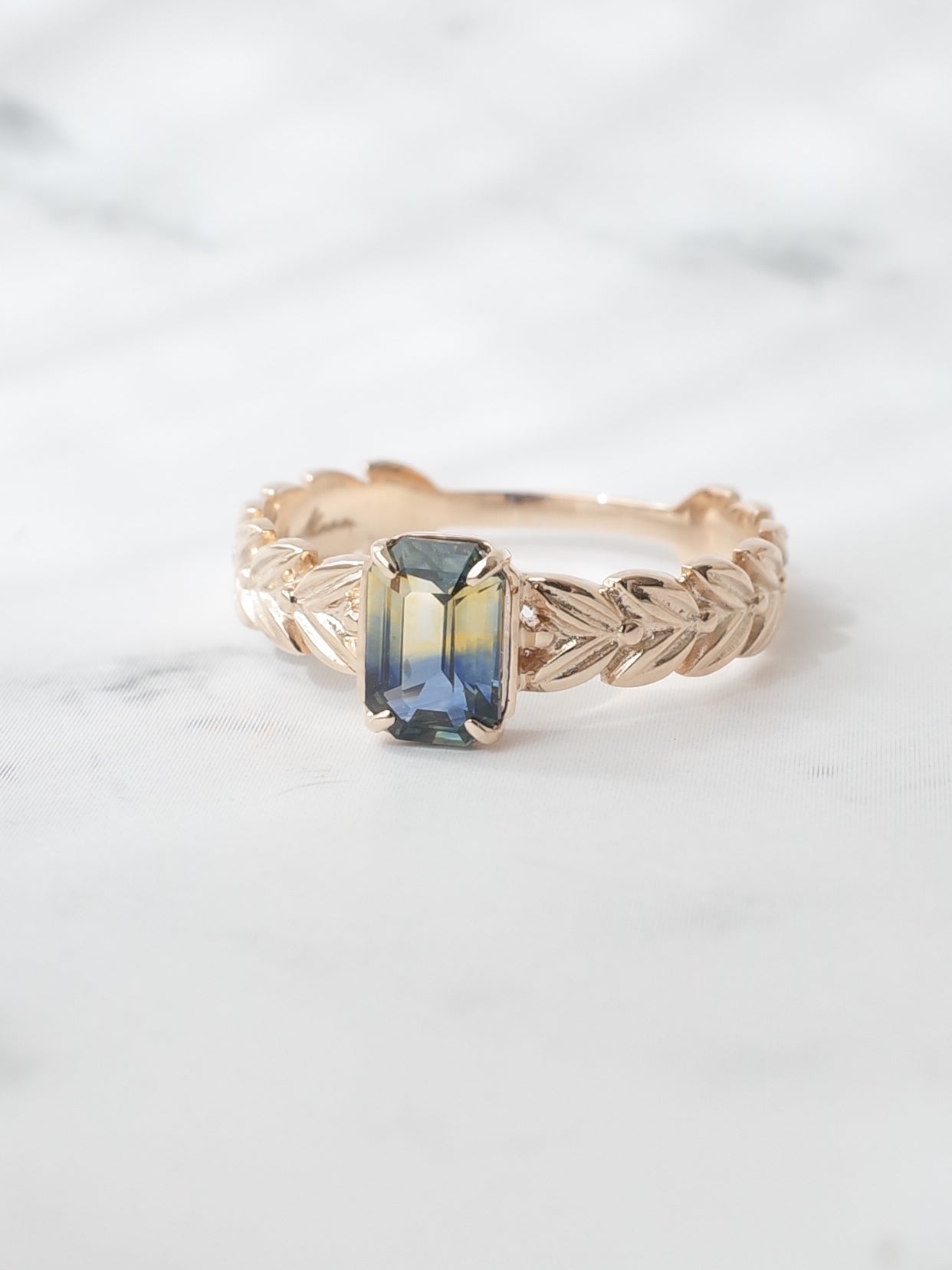 バイカラーサファイアの月桂樹リング