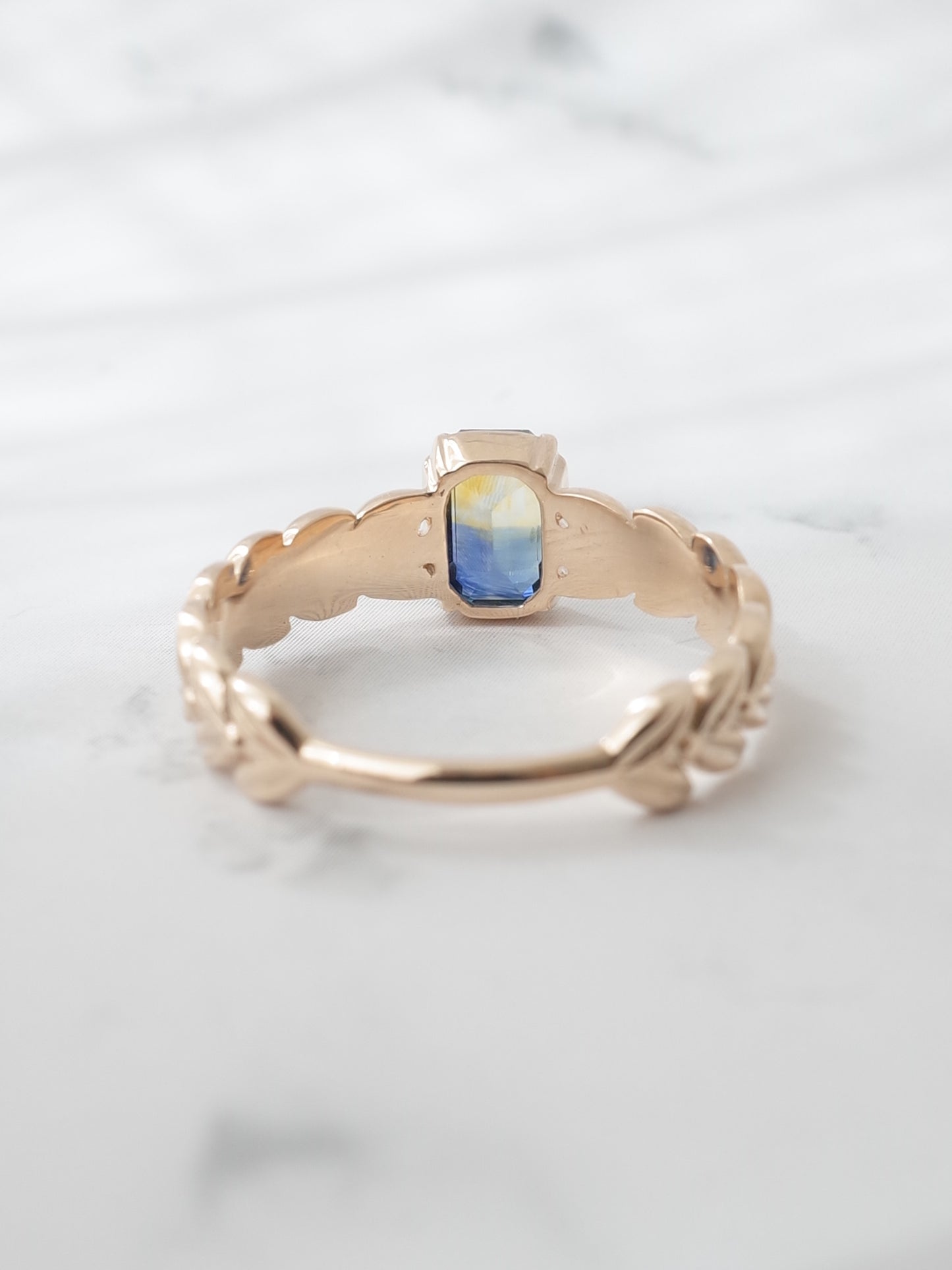 バイカラーサファイアの月桂樹リング