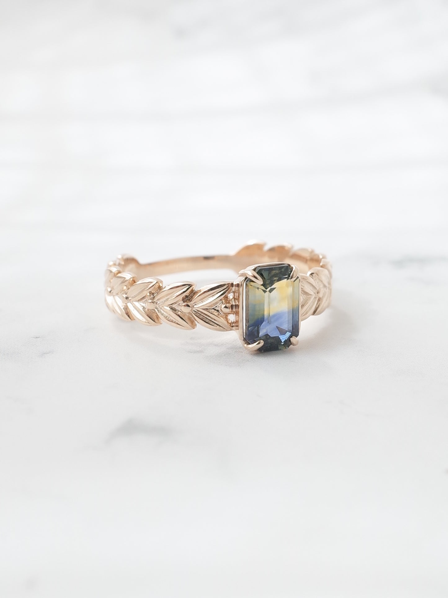 バイカラーサファイアの月桂樹リング