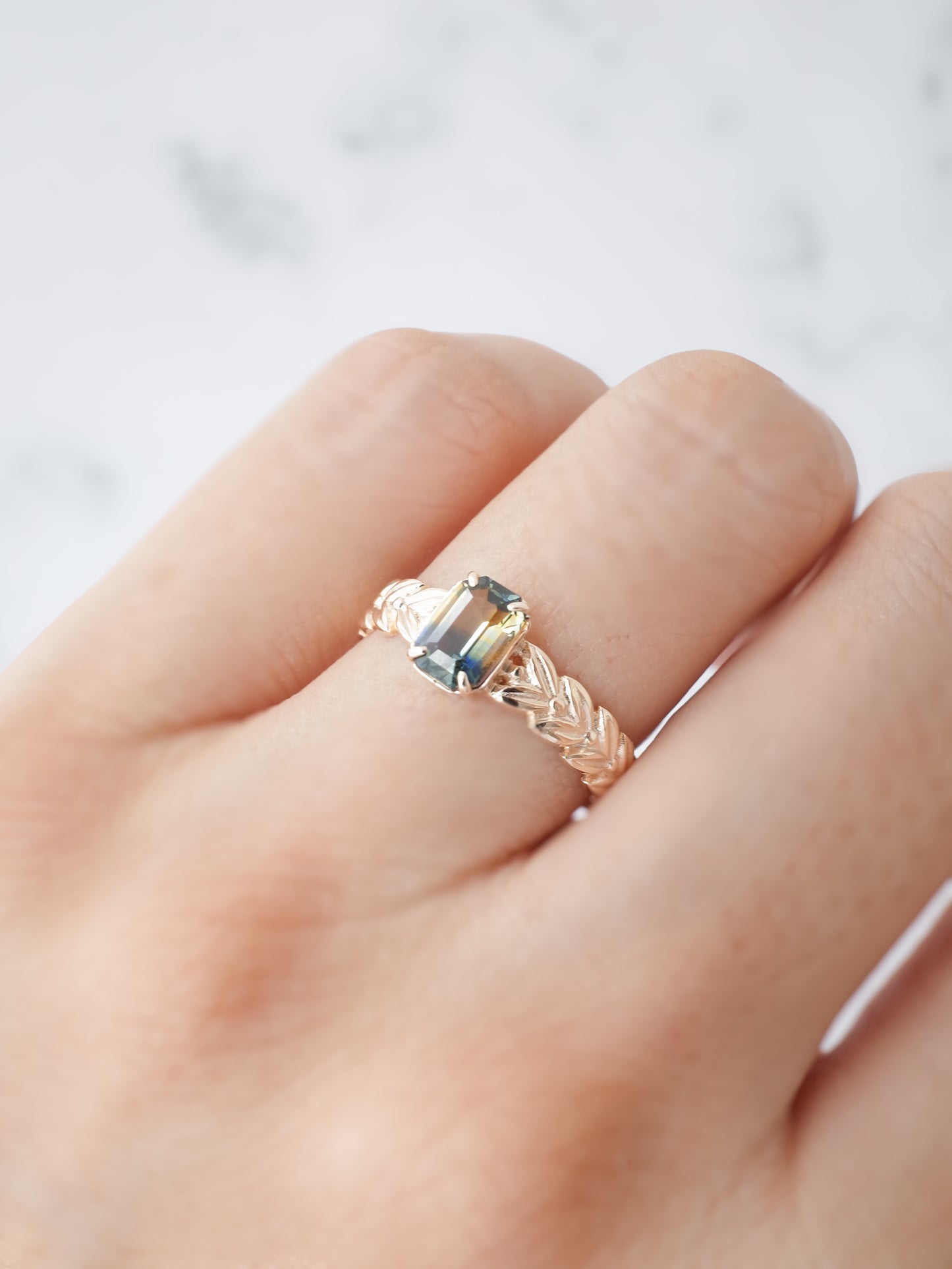 バイカラーサファイアの月桂樹リング