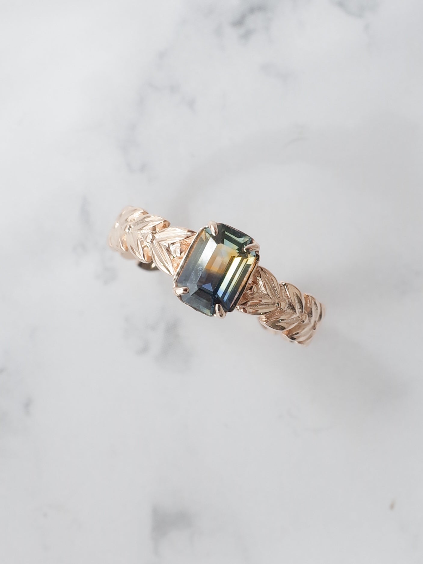 バイカラーサファイアの月桂樹リング