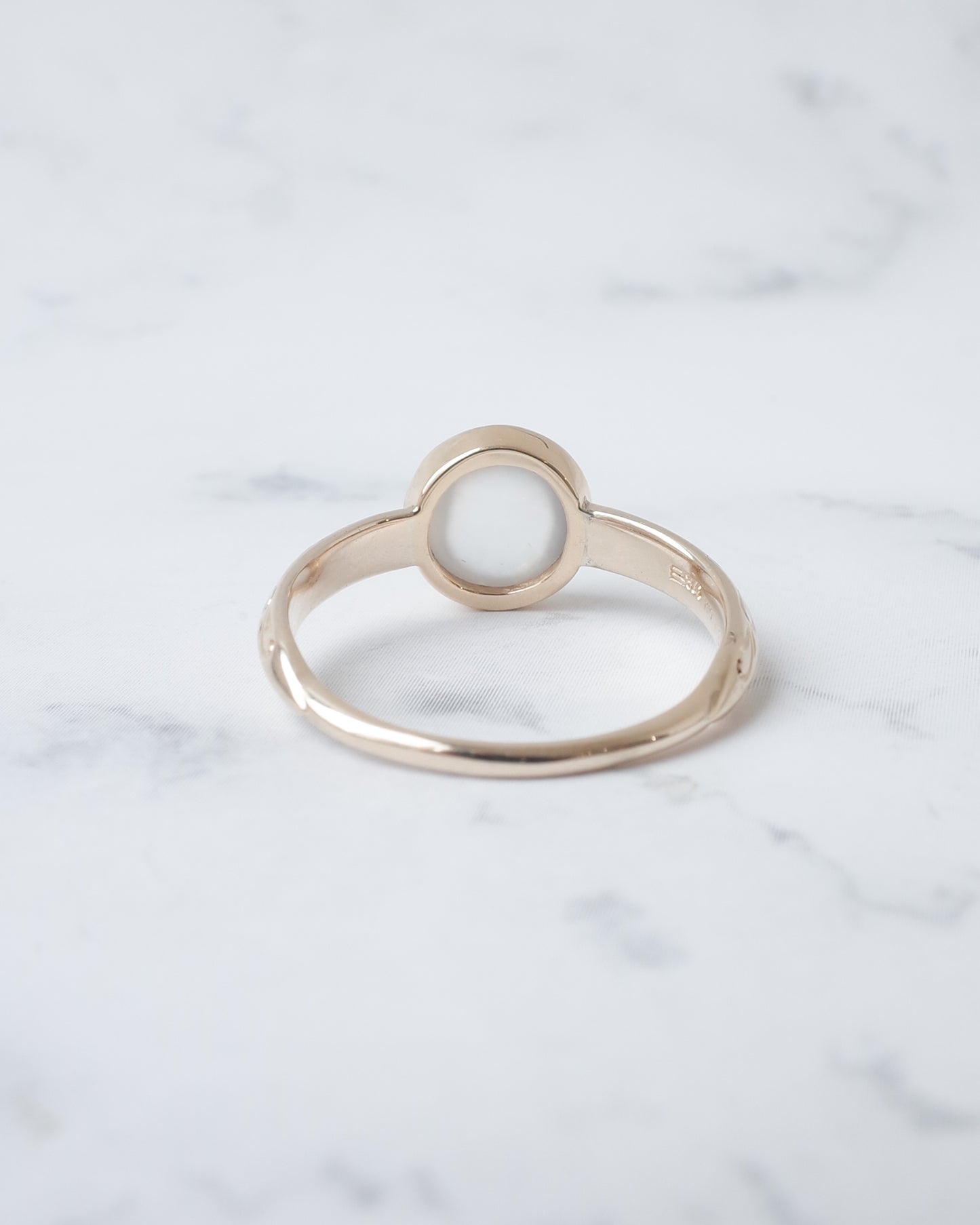 氷翡翠のシノワズリーリング