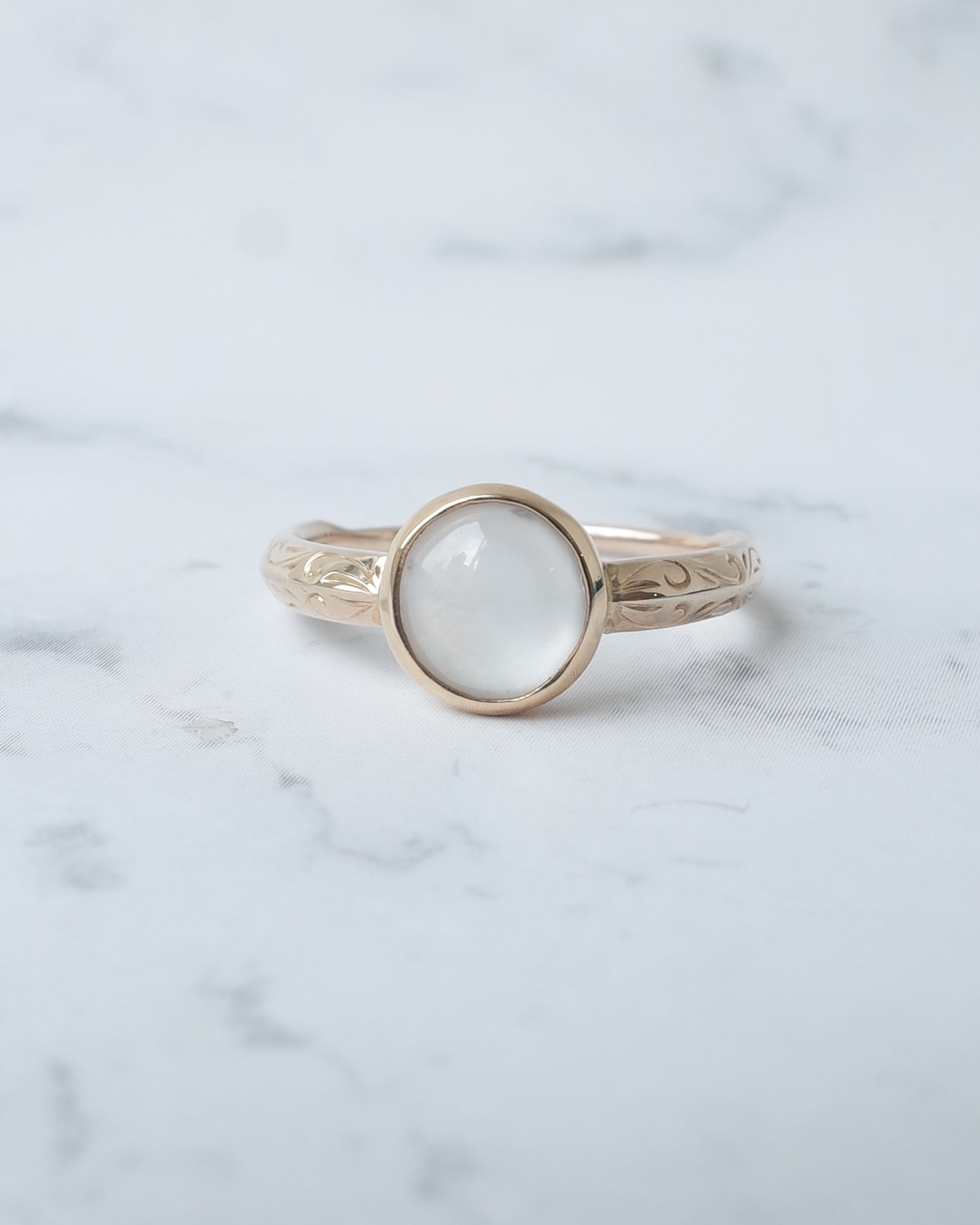 氷翡翠のシノワズリーリング