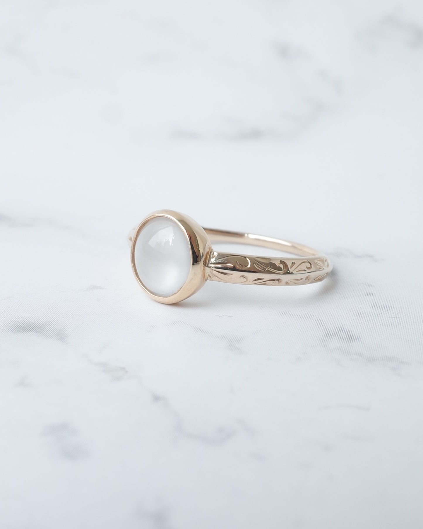 氷翡翠のシノワズリーリング