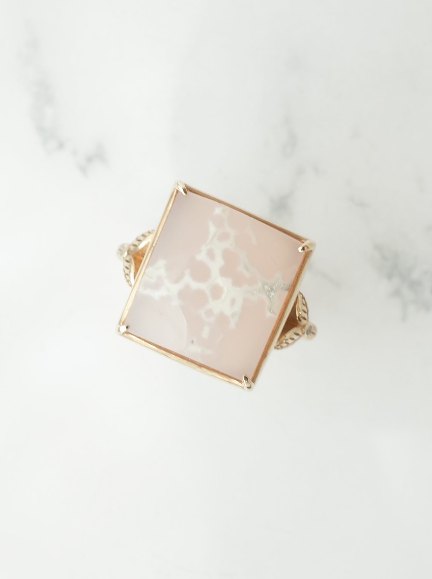 ピンクカルセドニーの三つ葉リング