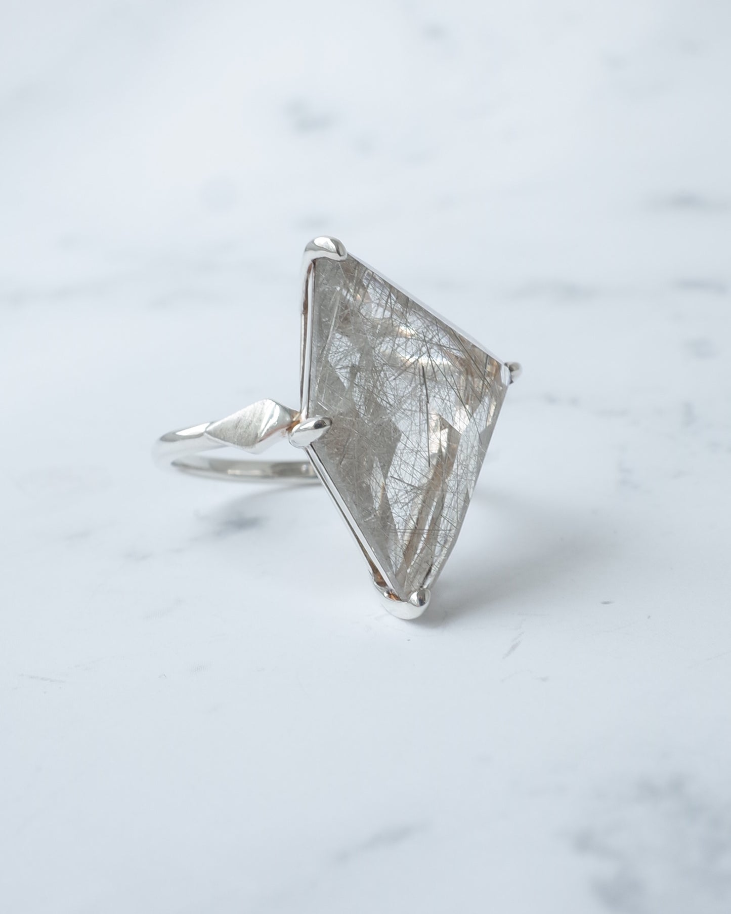 ランダムカットシルバールチルクォーツのリング - 2