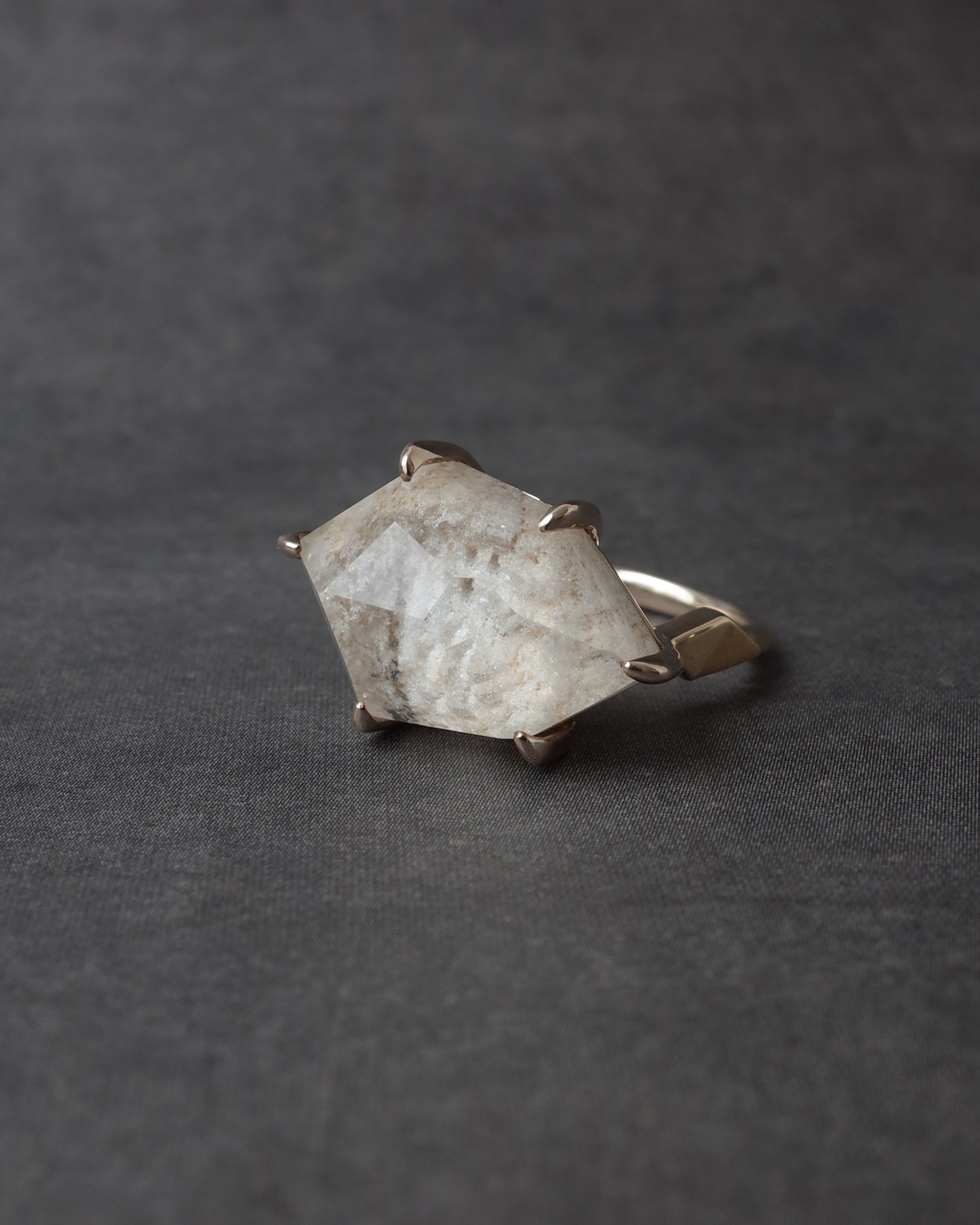ホワイトガーデンクォーツのリング - 4